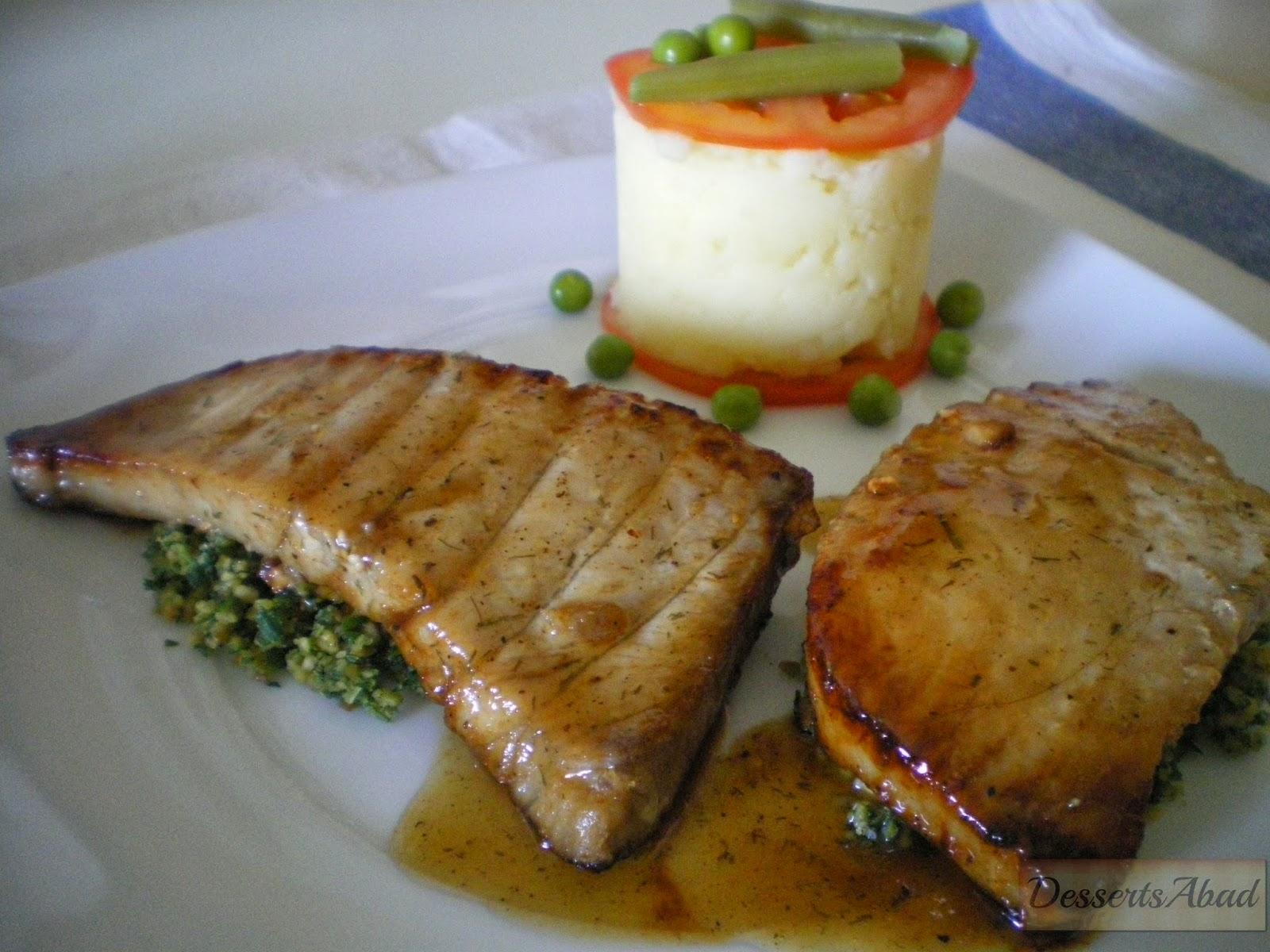 Atún marinado en miel y estragón sobre lecho de perejil almendrado