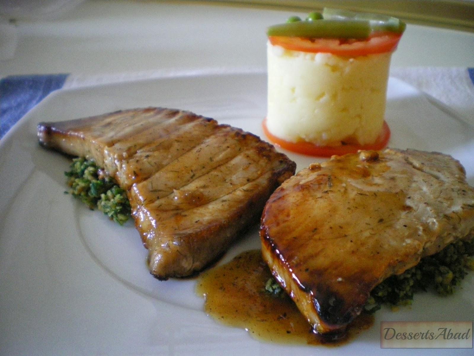 Atún marinado en miel y estragón sobre lecho de perejil almendrado