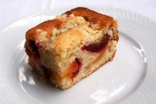 Tarta de ciruelas, higos y melocotón