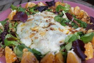 Ensalada de queso provolone, naranja y cebolla frita