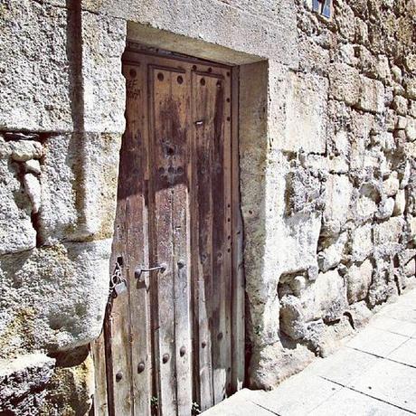 Una puerta muy vieja en Salamanca, España - este verano. by darioalvarez