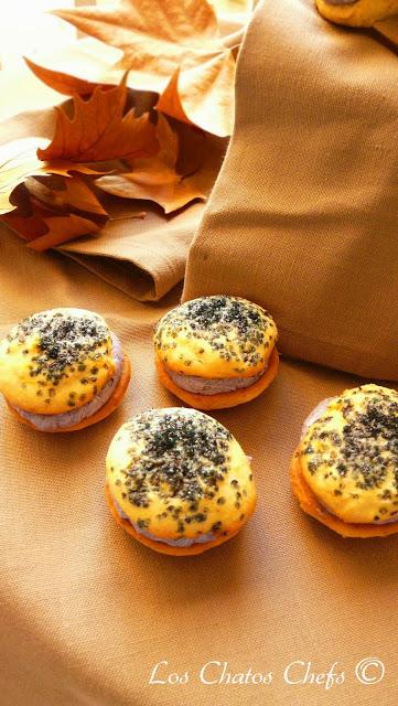 Galletas de calabaza con buttercream de arándanos.