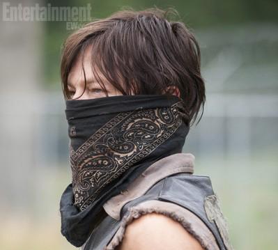 porque Daryl tiene la cara cubierta--> descubrelo