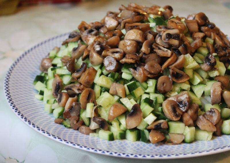 Ensalada con pollo, pepino, champiñones y queso IMG_6591