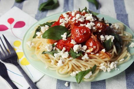 Espaguetis con tomates asados, queso feta y albahaca IMG_7440