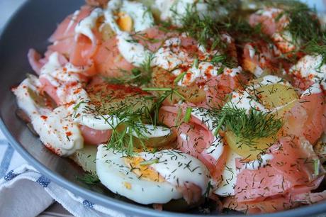 Ensalada con salmón ahumado, patatas y huevo IMG_7272