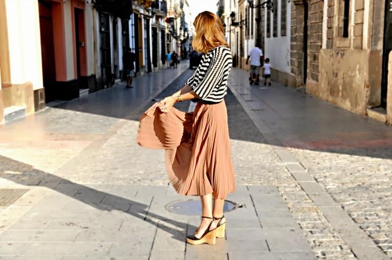 cropped top y midi a tablas