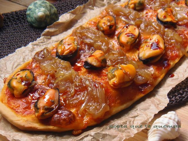 PIZZA DE MEJILLONES Y CEBOLLA CARAMELIZADA