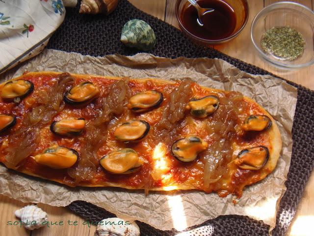 PIZZA DE MEJILLONES Y CEBOLLA CARAMELIZADA