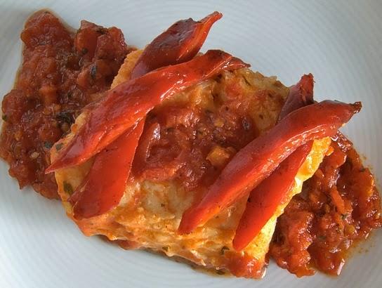 Bacalao con salsa de tomate al brandi y pimientos del piquillo