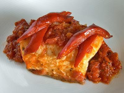 Bacalao con salsa de tomate al brandi y pimientos del piquillo