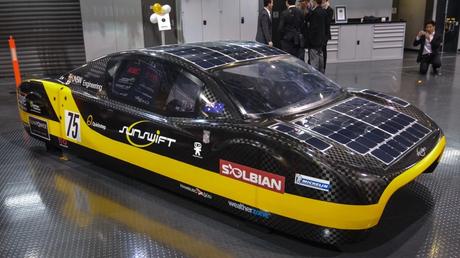 Coche eléctrico propulsado por energía solar