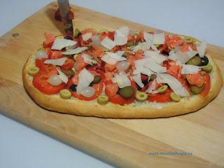 focaccia rellena de encurtidos y salmón