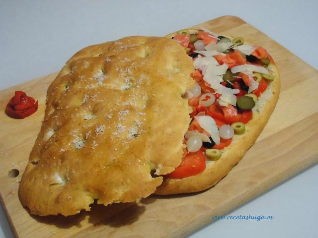 Focaccia rellena de encurtidos y salmón