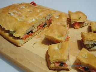 Focaccia rellena de encurtidos y salmón