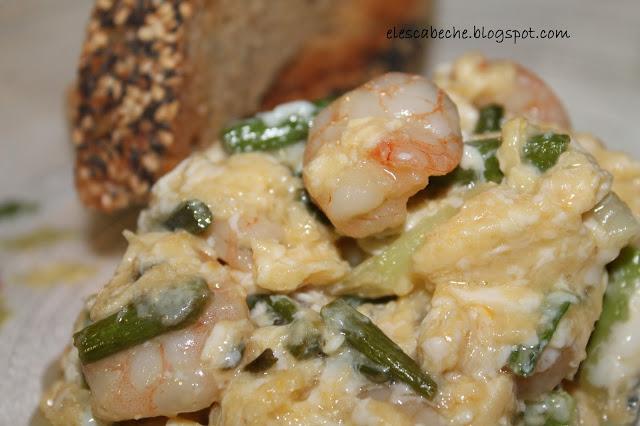 Revuelto de gambas, ajetes y trigueros