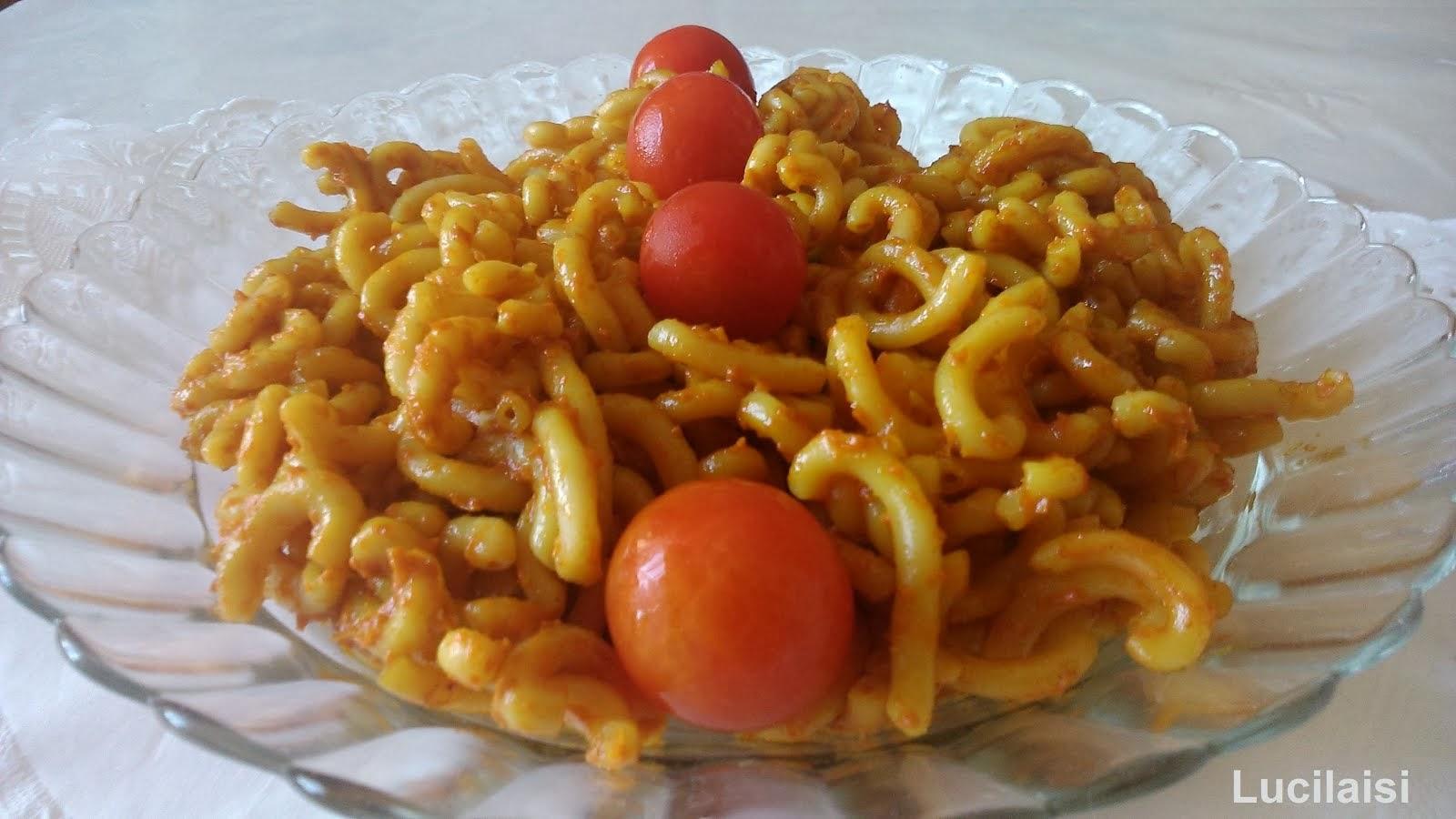 Fideos gruesos con salsa de tomate picante