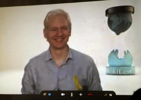 Cuba: Julian Assange comparte con jóvenes blogueros y estudiantes de periodismo por video conferencia (+ Fotos y Video)