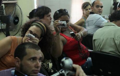 Cuba: Julian Assange comparte con jóvenes blogueros y estudiantes de periodismo por video conferencia (+ Fotos y Video)