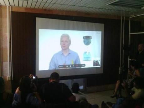 Cuba: Julian Assange comparte con jóvenes blogueros y estudiantes de periodismo por video conferencia (+ Fotos y Video)