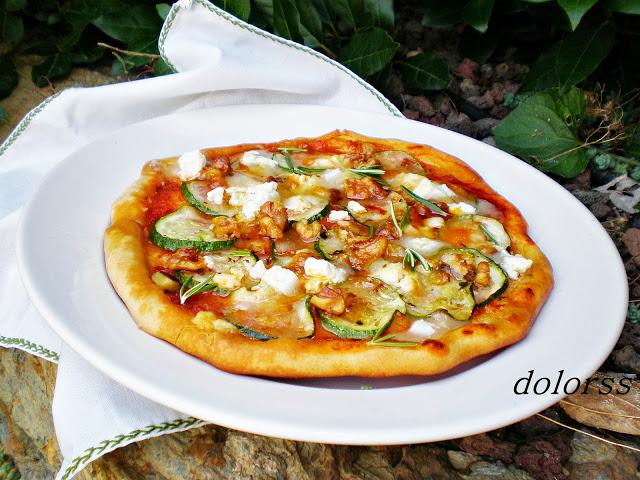 Pizza de calabacín, queso de cabra y nueces