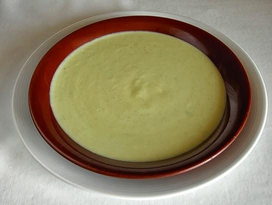 Crema de lentejas con aguacate y queso