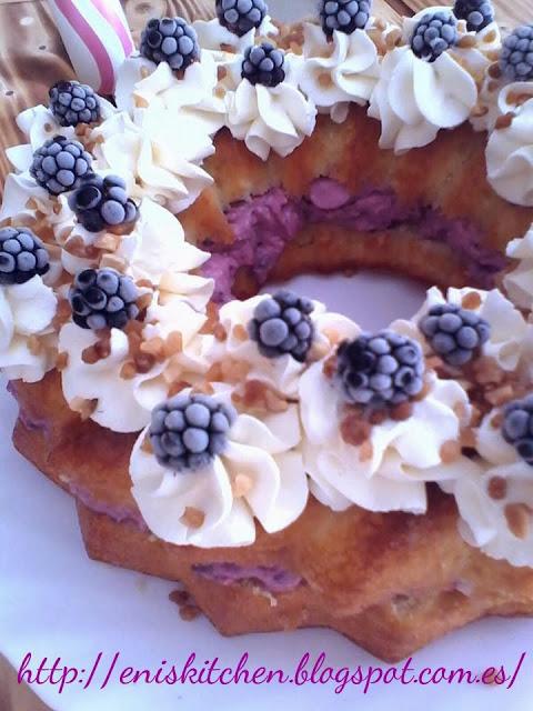 Tarta con mousse de moras y nata (y Dobby)