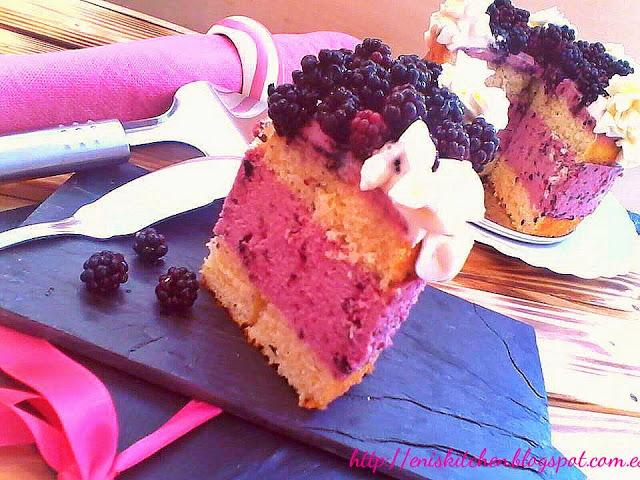 Tarta con mousse de moras y nata (y Dobby)