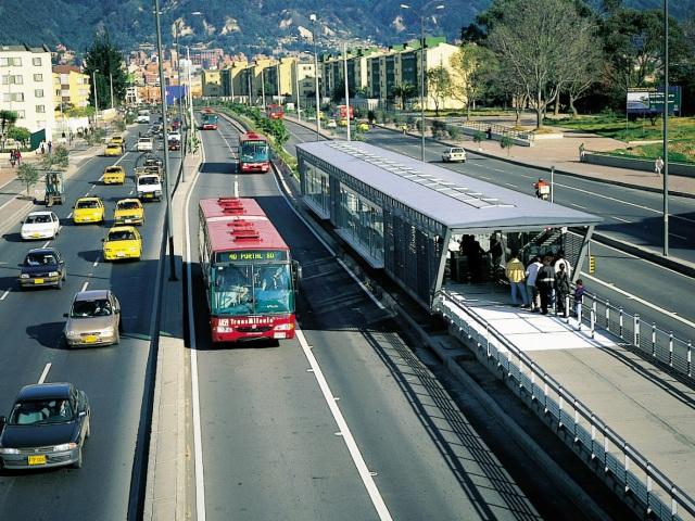Ejemplo de estación del sistema BRT TransMilenio en Bogotá (Colombia)