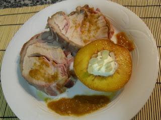 Lomo relleno con melocotones al romero