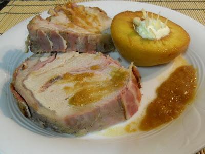Lomo relleno con melocotones al romero
