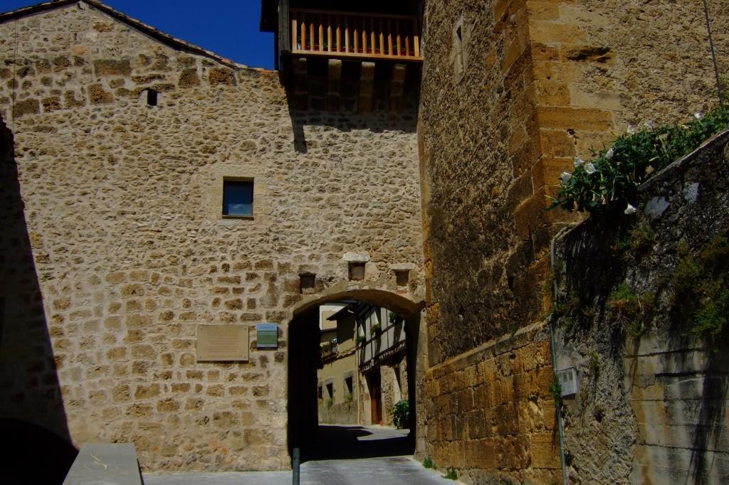 Puerta principal, en el extremo sur, defendida por un matacán. El lateral derecho es la iglesia, que originalmente fue también fortaleza.