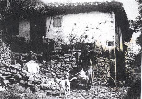 La casa antigua, antes de instaurar la cuadra de la polémica. La foto la hizo Florentino Martínez Torner en los años 10.