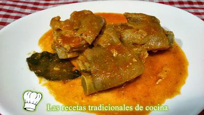 manitas de cerdo en salsa