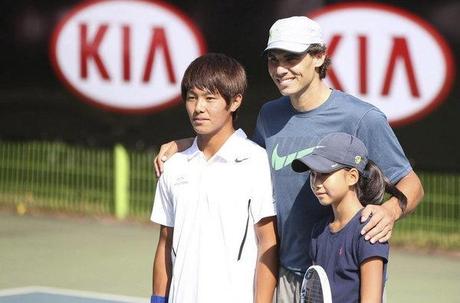 Nadal alienta a un joven sordo surcoreano convertido en promesa del tenis