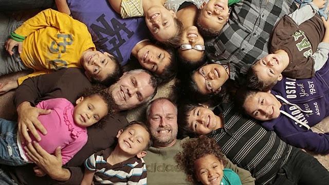 Matrimonio homosexual se hace cargo de 14 hijos adoptivos