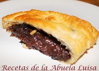 HOJALDRE DE MORCILLA CON BECHAMEL Y PIÑONES