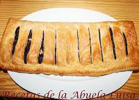 HOJALDRE DE MORCILLA CON BECHAMEL Y PIÑONES