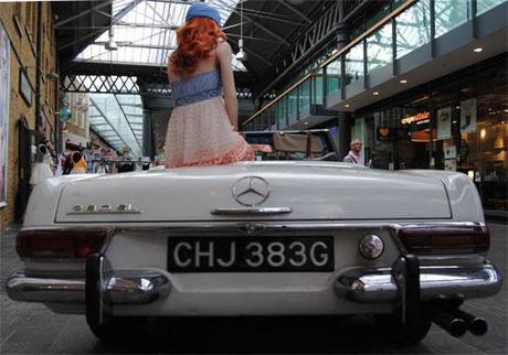 Escultura sobre Mercedes en Old Spitalfields Market, London.