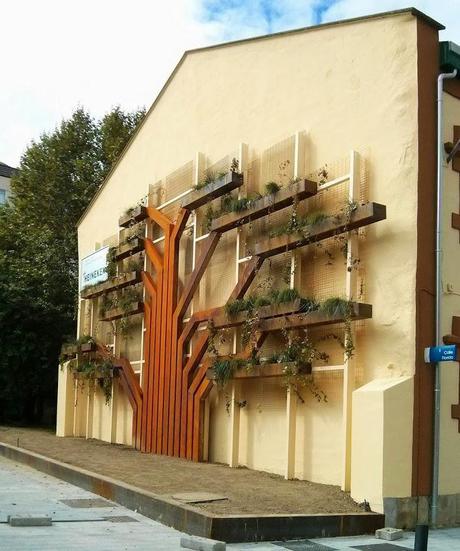 Jardín vertical con forma de árbol en Vitoria-Gasteiz. Jardín vertical árbol