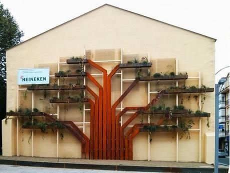 Jardín vertical con forma de árbol en Vitoria-Gasteiz. Árbol jardín vertical