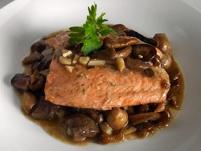 Salmón sobre cama de setas