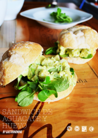 Sándwich de aguacate y huevo