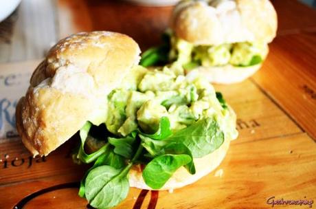 Sándwich de aguacate y huevo Sándwich de aguacate y huevo