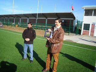 ALCALDE DE PUNTA ARENAS RECIBIÓ RECONOCIEMIENTO DE LA ESCUELA DE FÚTBOL FEMENINO BARRIO SUR