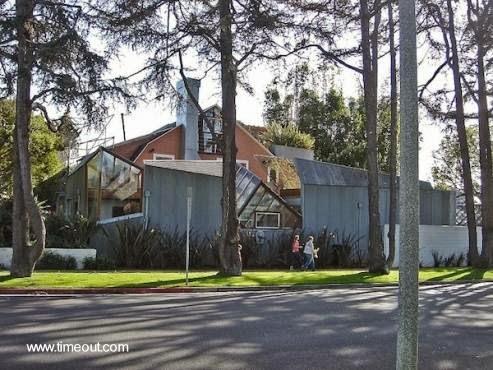 Vista exterior de la Casa Gehry en Santa Mónica, California