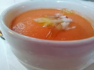 Gazpacho de fresa con palitos de cangrejo