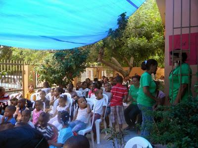 Niños de Neiba celebran mes de la biblia.