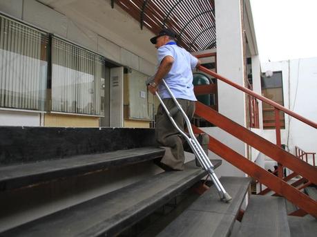 Un discapacitado tuvo que subir de rodillas al juzgado donde debía pagar una multa - Chile