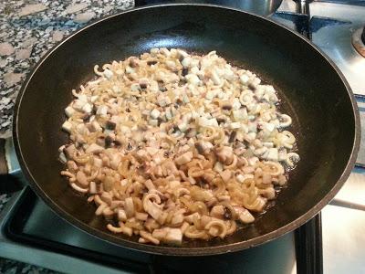 Pasta con setas, jamón y queso